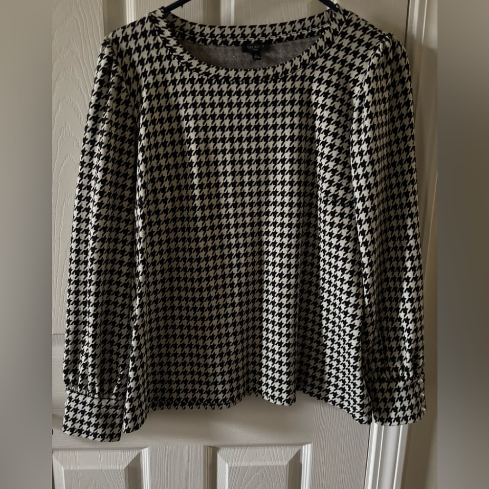 Talbots LP houndstooth long sleeve top with pearl button cuffs